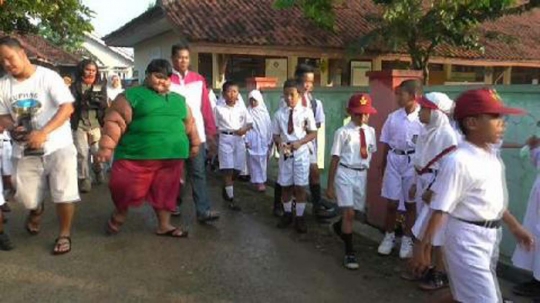 Semangat Arya bocah obesitas kembali ke sekolah