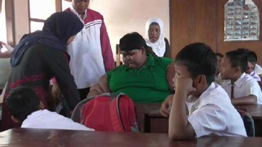 Semangat Arya bocah obesitas kembali ke sekolah