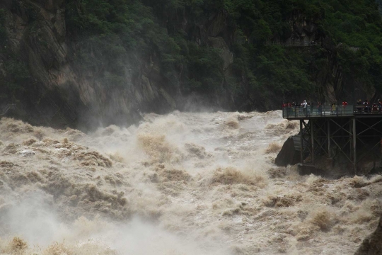 Dahsyatnya arus Sungai Jinsha sampai bikin heboh wisatawan