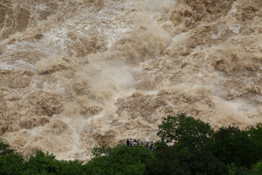 Dahsyatnya arus Sungai Jinsha sampai bikin heboh wisatawan