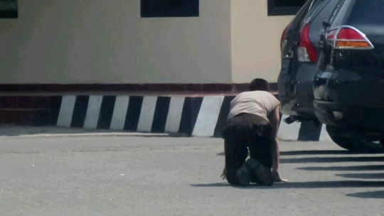 Sering bolos, polisi di Semarang ini dihukum jalan merangkak