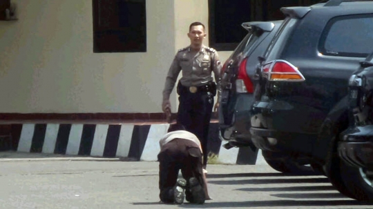 Sering bolos, polisi di Semarang ini dihukum jalan merangkak