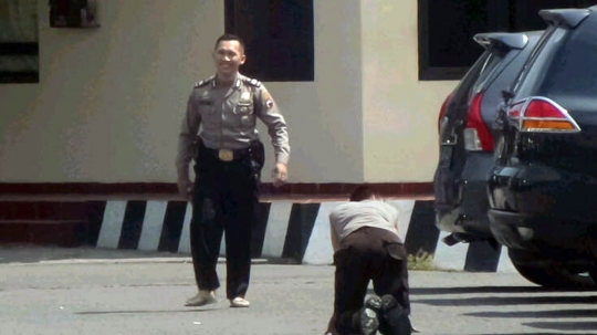 Sering bolos, polisi di Semarang ini dihukum jalan merangkak
