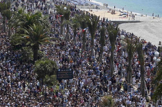 Aksi simpatik ribuan warga untuk korban serangan truk di Nice