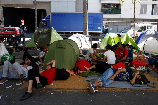 Penampakan ratusan imigran bikin sumpek jalanan kota Paris