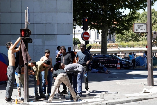 Penampakan ratusan imigran bikin sumpek jalanan kota Paris