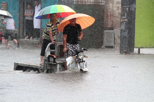 Hujan lebat kembali menambah parah banjir di China