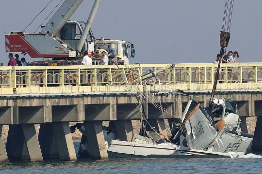 Baru pertama kali terbang, pesawat ini hancur tabrak jembatan