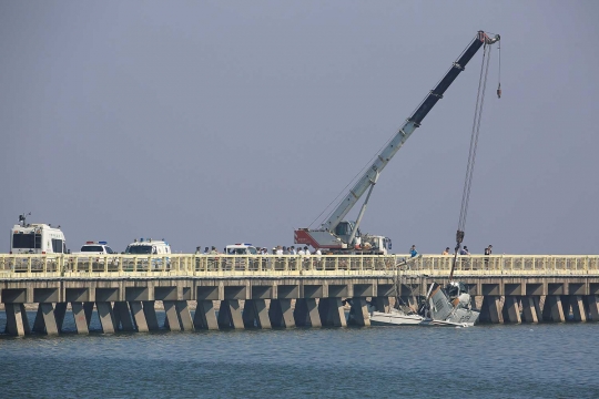 Baru pertama kali terbang, pesawat ini hancur tabrak jembatan