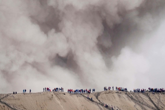 Masyarakat Tengger gelar ritual Kasada di tengah erupsi Bromo