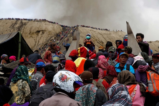 Masyarakat Tengger gelar ritual Kasada di tengah erupsi Bromo