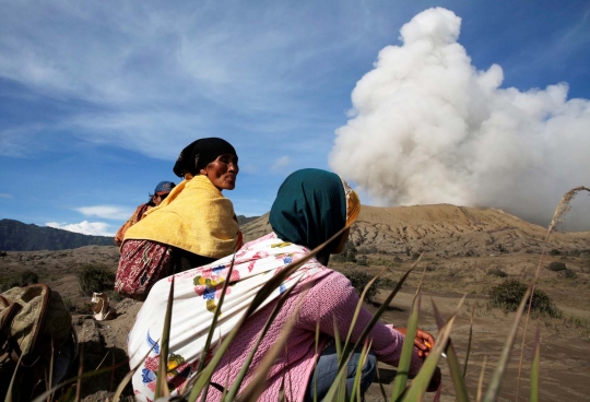 Masyarakat Tengger gelar ritual Kasada di tengah erupsi Bromo