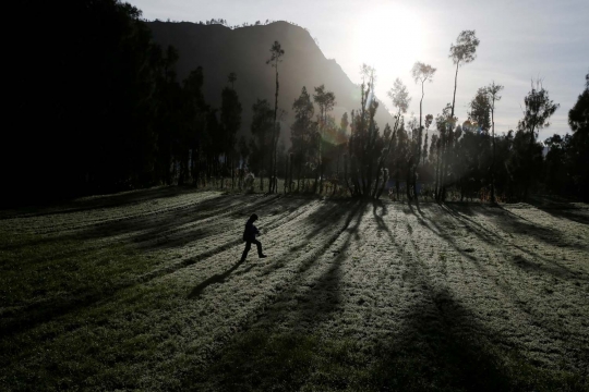 Masyarakat Tengger gelar ritual Kasada di tengah erupsi Bromo