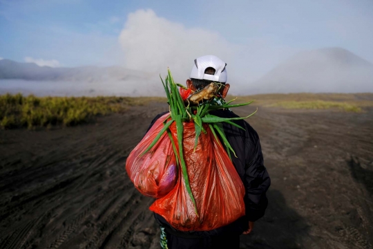 Masyarakat Tengger gelar ritual Kasada di tengah erupsi Bromo