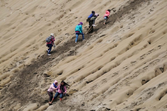 Masyarakat Tengger gelar ritual Kasada di tengah erupsi Bromo