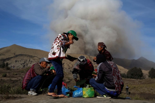 Masyarakat Tengger gelar ritual Kasada di tengah erupsi Bromo