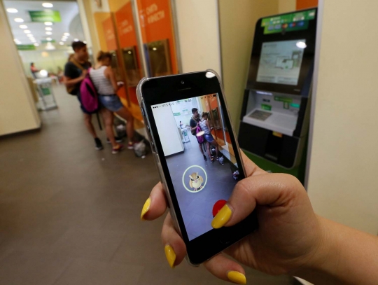 Kegilaan warga Rusia buru monster Pokemon Go hingga ke dalam bank