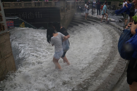 Dahsyatnya banjir di China terjang stasiun kereta bawah tanah
