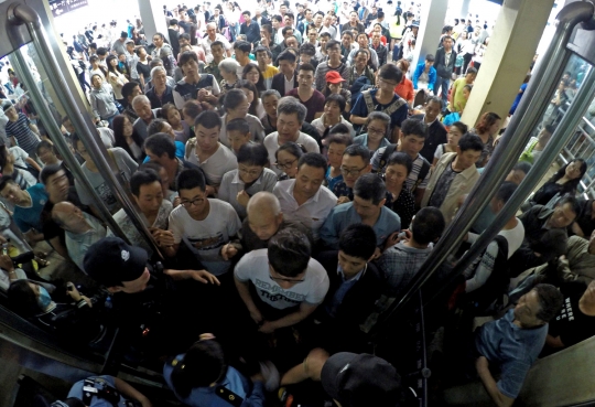 Dahsyatnya banjir di China terjang stasiun kereta bawah tanah