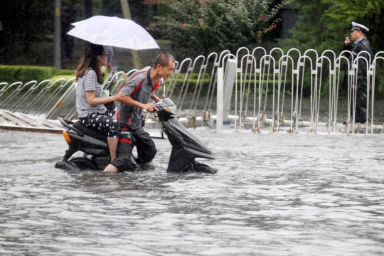 Dahsyatnya banjir di China terjang stasiun kereta bawah tanah