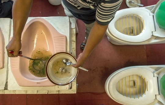 Sensasi makan bakso dengan mangkuk kloset di Kafe Jamban