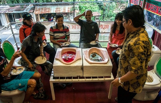 Sensasi makan bakso dengan mangkuk kloset di Kafe Jamban