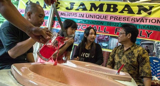 Sensasi makan bakso dengan mangkuk kloset di Kafe Jamban