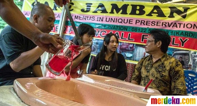 Foto Sensasi Makan Bakso Dengan Mangkuk Kloset Di Kafe Jamban