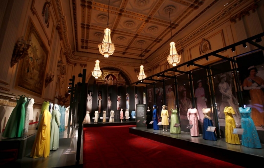 Pameran busana koleksi Ratu Elizabeth di Istana Buckingham