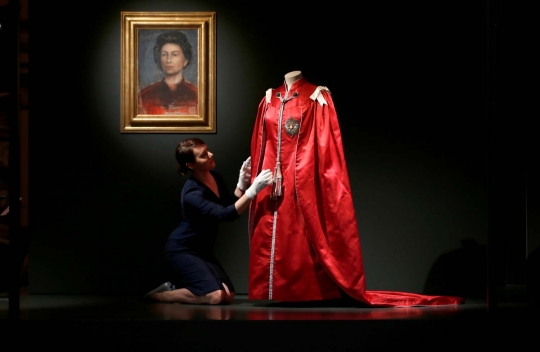 Pameran busana koleksi Ratu Elizabeth di Istana Buckingham