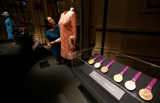 Pameran busana koleksi Ratu Elizabeth di Istana Buckingham