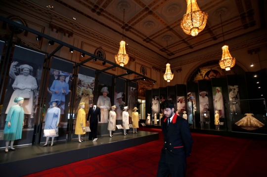 Pameran busana koleksi Ratu Elizabeth di Istana Buckingham