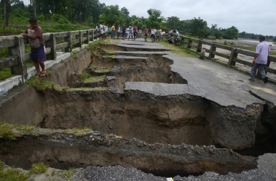 Dahsyatnya hujan deras di India sebabkan jembatan ambruk