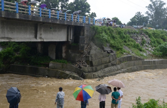 Dahsyatnya hujan deras di India sebabkan jembatan ambruk