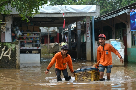 Tanggul Kali Pesanggrahan jebol, 3 RT di Ulujami terendam banjir