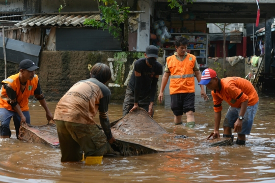 Tanggul Kali Pesanggrahan jebol, 3 RT di Ulujami terendam banjir