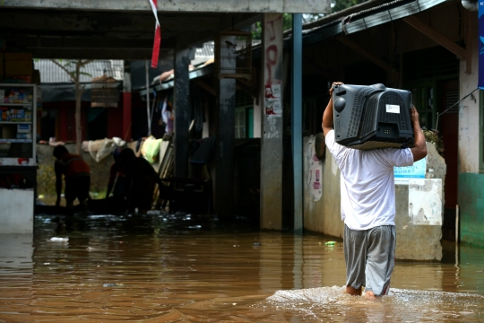 Tanggul Kali Pesanggrahan jebol, 3 RT di Ulujami terendam banjir