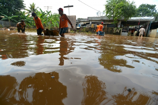 Tanggul Kali Pesanggrahan jebol, 3 RT di Ulujami terendam banjir