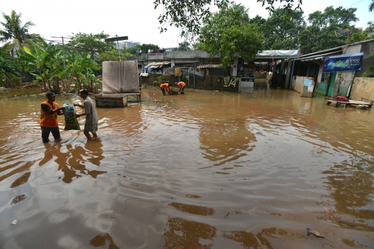 Tanggul Kali Pesanggrahan jebol, 3 RT di Ulujami terendam banjir