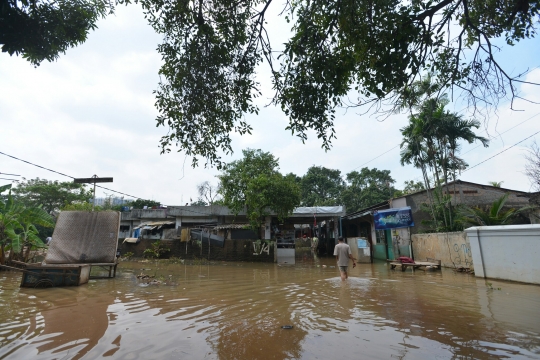 Tanggul Kali Pesanggrahan jebol, 3 RT di Ulujami terendam banjir