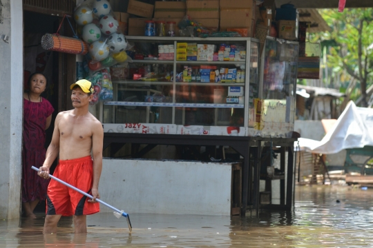 Tanggul Kali Pesanggrahan jebol, 3 RT di Ulujami terendam banjir