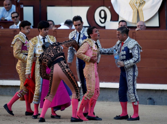 Keganasan banteng seruduk matador hingga terkapar