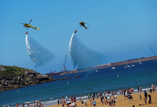 Aksi manuver helikopter Spanyol hebohkan pengunjung pantai