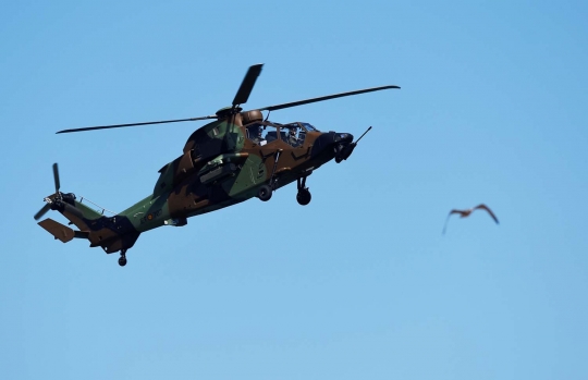 Aksi manuver helikopter Spanyol hebohkan pengunjung pantai