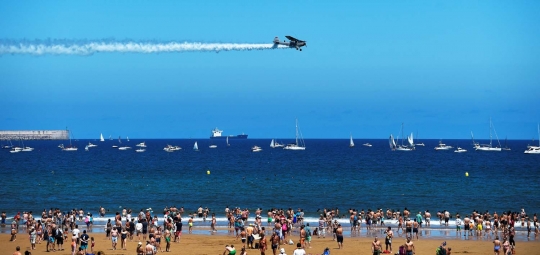 Aksi manuver helikopter Spanyol hebohkan pengunjung pantai