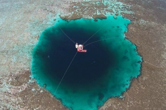 Pemandangan lubang biru terbesar di dunia yang menakjubkan