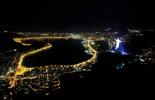 Memantau situasi Rio de Janeiro dari udara jelang Olimpiade 2016
