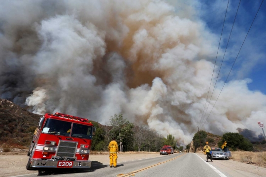 Ngeri, kepulan asap raksasa lahap Hutan Nasional Angeles