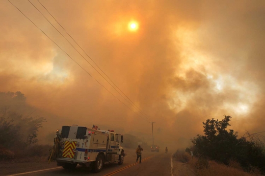 Ngeri, kepulan asap raksasa lahap Hutan Nasional Angeles