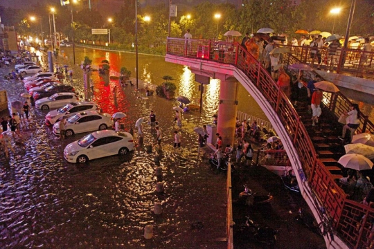 Kacaunya lalu lintas Tiongkok saat banjir parah mengepung